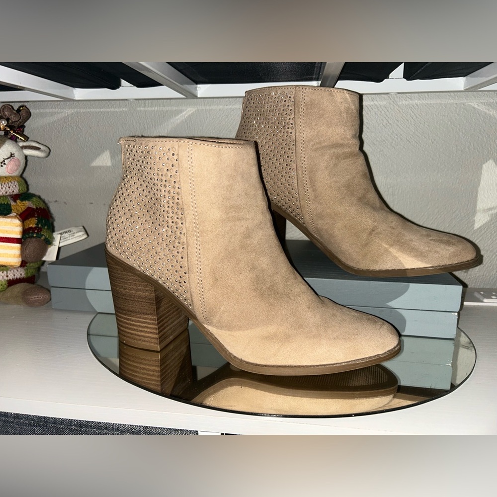 5/$25 Steve Madden Tan Suede Ankle Boots